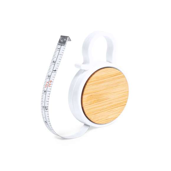Flexómetro 1 m en resistente ABS blanco, con detalle en bambú en el cuerpo y anilla de transporte. Con amplia superficie de marcaje y hoja con medidas en centímetros y pulgadas.