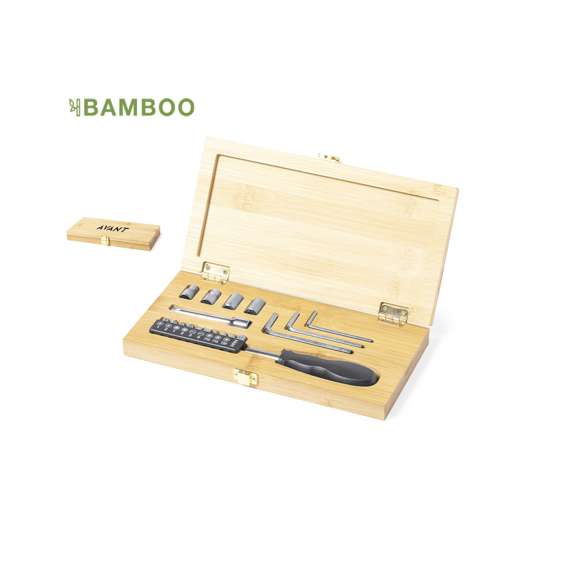 Set de herramientas de línea nature, presentado en resistente caja de bambú con cierre metálico. Con interior troquelado en bambú para un perfecto ajuste de las herramientas. Incluye destornillador con multitud de puntas planas, philips, hexagonales y torx  juego de llaves allen en distintas medidas y llaves de tubo con accesorio alargador. Presentado en caja individual de diseño kraft.