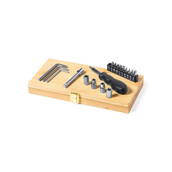 Set de herramientas de línea nature, presentado en resistente caja de bambú con cierre metálico. Con interior troquelado en bambú para un perfecto ajuste de las herramientas. Incluye destornillador con multitud de puntas planas, philips, hexagonales y torx  juego de llaves allen en distintas medidas y llaves de tubo con accesorio alargador. Presentado en caja individual de diseño kraft.