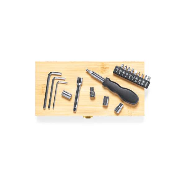 Set de herramientas de línea nature, presentado en resistente caja de bambú con cierre metálico. Con interior troquelado en bambú para un perfecto ajuste de las herramientas. Incluye destornillador con multitud de puntas planas, philips, hexagonales y torx  juego de llaves allen en distintas medidas y llaves de tubo con accesorio alargador. Presentado en caja individual de diseño kraft.