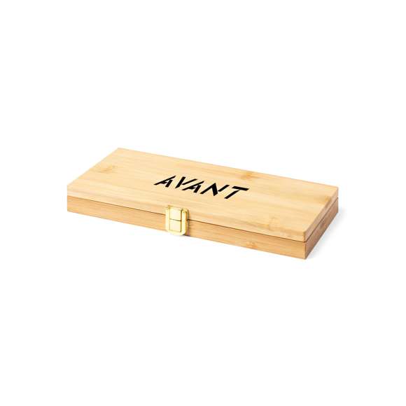 Set de herramientas de línea nature, presentado en resistente caja de bambú con cierre metálico. Con interior troquelado en bambú para un perfecto ajuste de las herramientas. Incluye destornillador con multitud de puntas planas, philips, hexagonales y torx  juego de llaves allen en distintas medidas y llaves de tubo con accesorio alargador. Presentado en caja individual de diseño kraft.