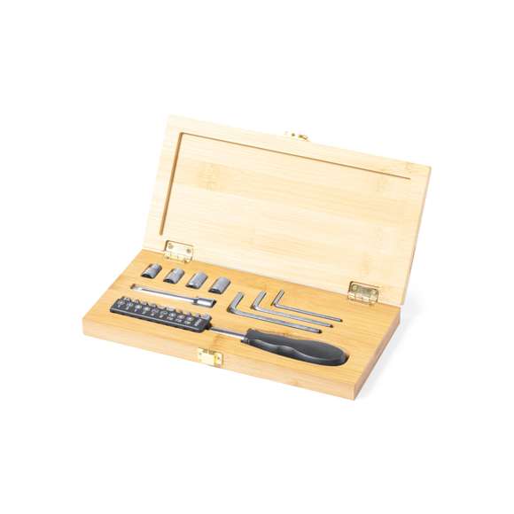 Set de herramientas de línea nature, presentado en resistente caja de bambú con cierre metálico. Con interior troquelado en bambú para un perfecto ajuste de las herramientas. Incluye destornillador con multitud de puntas planas, philips, hexagonales y torx  juego de llaves allen en distintas medidas y llaves de tubo con accesorio alargador. Presentado en caja individual de diseño kraft.