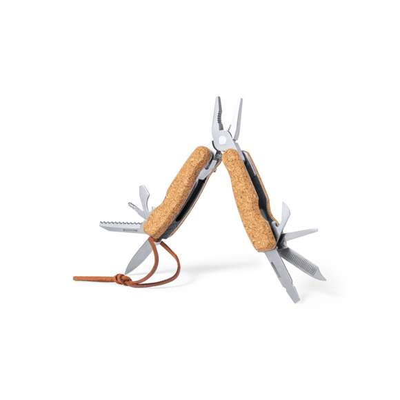 Multiherramienta de línea nature, con resistente cuerpo en acero inox y empuñadura de corcho natural. Con 12 funciones, entre otras cuchillo y navaja  destornillador con puntas planas y philips  lima  abridor y alicates. Cordón a juego en polipiel y presentada en caja individual de diseño kraft.