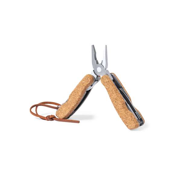 Multiherramienta de línea nature, con resistente cuerpo en acero inox y empuñadura de corcho natural. Con 12 funciones, entre otras cuchillo y navaja  destornillador con puntas planas y philips  lima  abridor y alicates. Cordón a juego en polipiel y presentada en caja individual de diseño kraft.