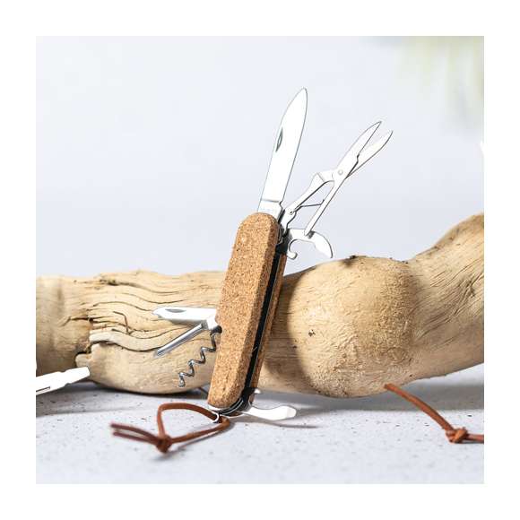 Navaja multiusos de línea nature, con resistente cuerpo en acero inox y empuñadura de corcho natural. Con 9 funciones entre otras, navaja, abridor, tijeras, lima, destornillador con puntas plana y philips, sacacorchos… Cordón a juego en polipiel y presentada en caja individual de diseño kraft.