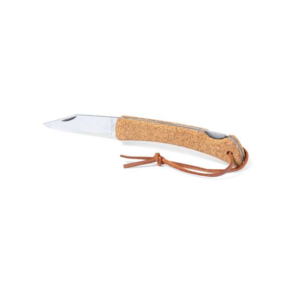 Navaja de línea nature con hoja en acero inox y mango fabricado en corcho natural. Con bloqueo y muesca en la hoja para fácil apertura. Cordón a juego en polipiel y presentada en caja individual de diseño kraft.