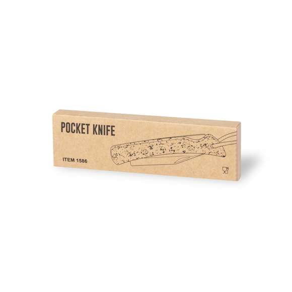 Navaja de línea nature con hoja en acero inox y mango fabricado en corcho natural. Con bloqueo y muesca en la hoja para fácil apertura. Cordón a juego en polipiel y presentada en caja individual de diseño kraft.
