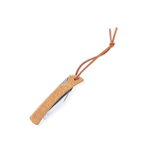 Navaja de línea nature con hoja en acero inox y mango fabricado en corcho natural. Con bloqueo y muesca en la hoja para fácil apertura. Cordón a juego en polipiel y presentada en caja individual de diseño kraft.
