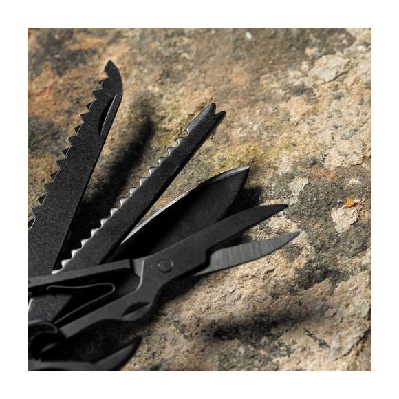 Navaja multiusos con accesorios en acero inox de acabado negro y resistente empuñadura a juego en aluminio, con mosquetón integrado en mango. 13 funciones, entre ellas cuchillo y navaja  destornillador, lima  abridor y tijeras. Plegable y de tamaño compacto, presentada en caja individual de diseño negra.