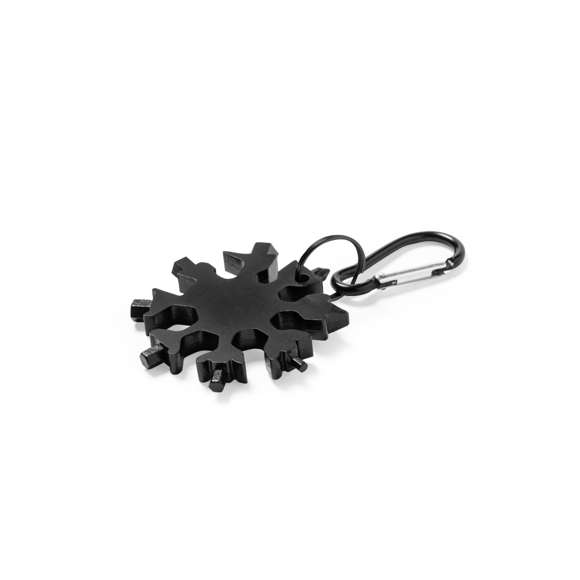 Original y práctica multiherramienta fabricada en resistente acero inox de acabado negro, con anilla y mosquetón de transporte a juego. Con 17 funciones, entre otras, destornillador puntas planas y philips  llaves hexagonales tipo allen  cuchillo y abrebotellas. Presentada en caja individual negra.