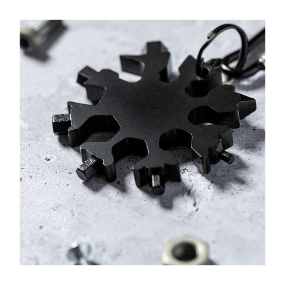 Original y práctica multiherramienta fabricada en resistente acero inox de acabado negro, con anilla y mosquetón de transporte a juego. Con 17 funciones, entre otras, destornillador puntas planas y philips  llaves hexagonales tipo allen  cuchillo y abrebotellas. Presentada en caja individual negra.
