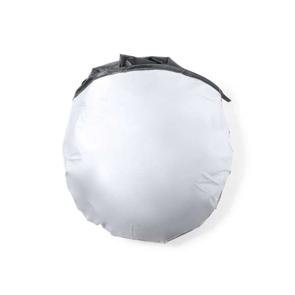 Original parasol plegable en resistente poliéster plateado. Ligero y en medidas 150 x 70 cm, válido para coches y furgonetas. Ribetes reforzados, con sencillo sistema de plegado y funda individual a juego. Presentación desplegado en plancha para fácil impresión, con fundas aparte.