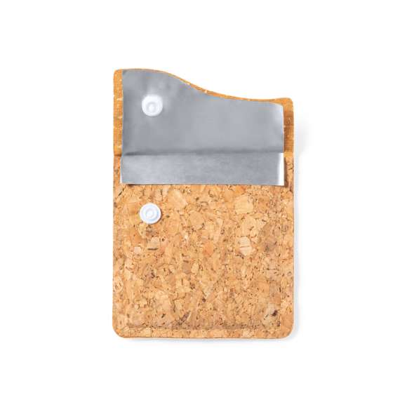 Cenicero de bolsillo de línea nature, con exterior en corcho natural e interior en aluminio ignífugo. Original solapa con cierre de corchete.