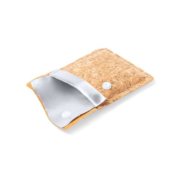 Cenicero de bolsillo de línea nature, con exterior en corcho natural e interior en aluminio ignífugo. Original solapa con cierre de corchete.