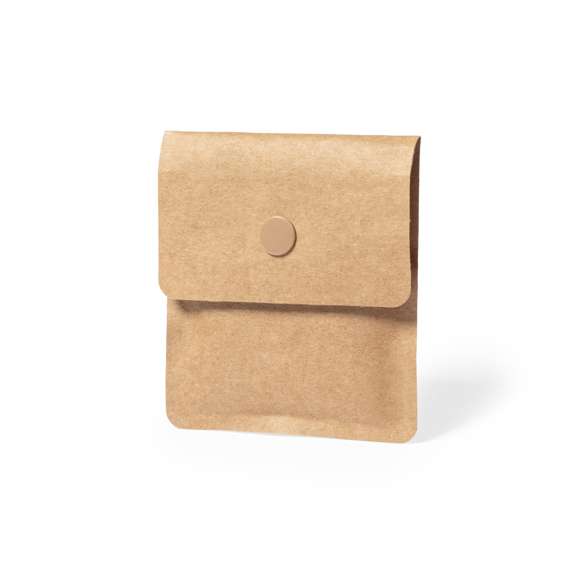 Cenicero de bolsillo de línea nature, con exterior en papel reciclado laminado e interior en aluminio ignífugo. Solapa con cierre de corchete a juego.