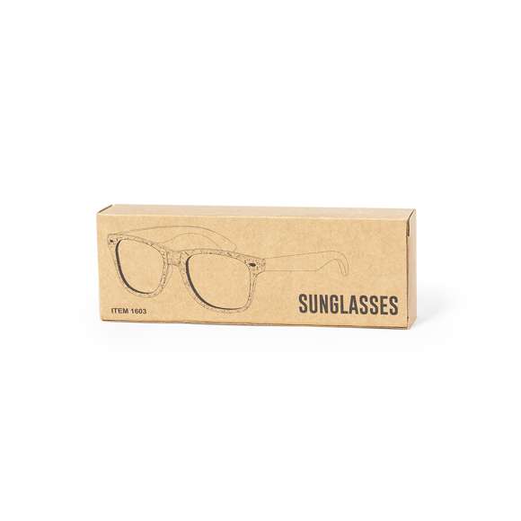Gafas de sol de línea nature con protección UV 400. Montura fabricada en fibra de café y patillas en madera natural a juego, con lentes en tono marrón. Distintivo fibra de café inyectado en molde de patilla izquierda. Presentación en caja individual de diseño kraft.La fibra de café es una solución circular que se obtiene de la utilización de los residuos producidos en la obtención del café. Una alternativa sostenible que favorece la reducción del uso de plásticos, ahorrando energía en su proceso de fabricación y contribuyendo al cuidado del medio ambiente.