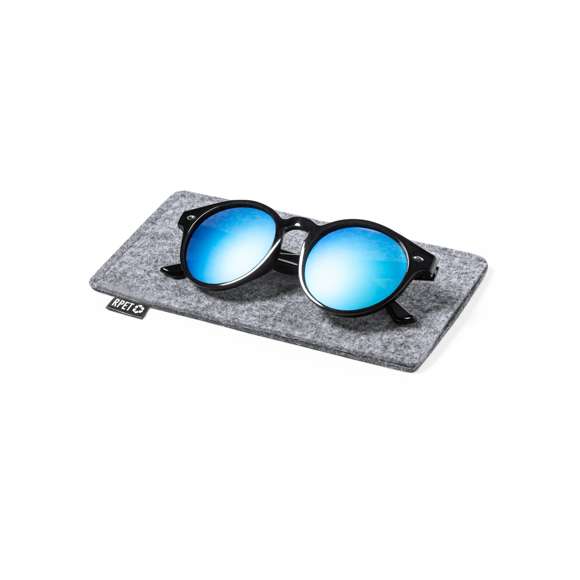 Funda para gafas de sol fabricada en resistente y suave fieltro RPET. Acabado cosido y con distintivo RPET en etiqueta exterior. El fieltro RPET es fruto de la combinación del proceso de reciclaje de materiales plásticos junto con la técnica milenaria de fabricación del fieltro, dando como resultado un material de eco-tendencia que, además de ser de origen reciclado, también se convierte en reciclable.