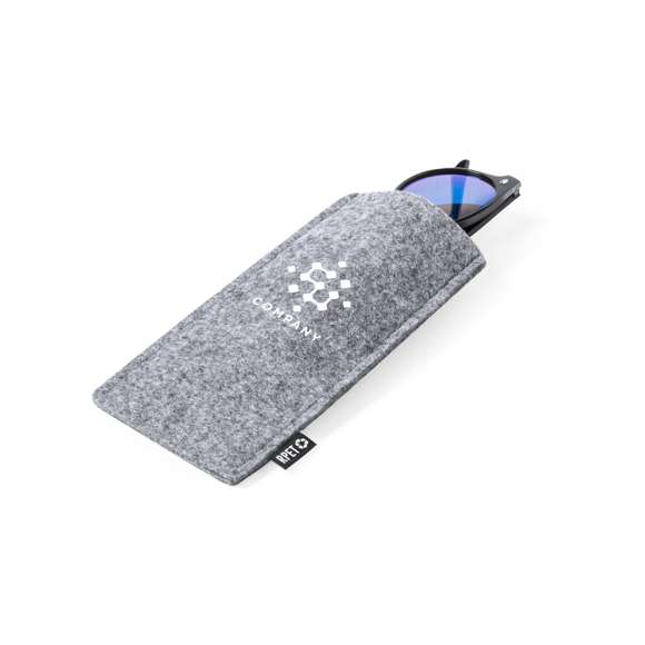 Funda para gafas de sol fabricada en resistente y suave fieltro RPET. Acabado cosido y con distintivo RPET en etiqueta exterior. El fieltro RPET es fruto de la combinación del proceso de reciclaje de materiales plásticos junto con la técnica milenaria de fabricación del fieltro, dando como resultado un material de eco-tendencia que, además de ser de origen reciclado, también se convierte en reciclable.