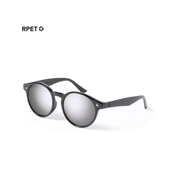 Gafas de sol de línea nature con protección UV 400. Fabricadas en RPET, con montura de diseño y lentes efecto espejo. Disponibles en varios colores, con distintivo RPET inyectado en el molde de la patilla izquierda. Presentación en bolsa individual de diseño eco.El material RPET se elabora a partir de plástico reciclado, para así fomentar la reutilización de residuos plásticos y ayudar a la sostenibilidad del planeta.