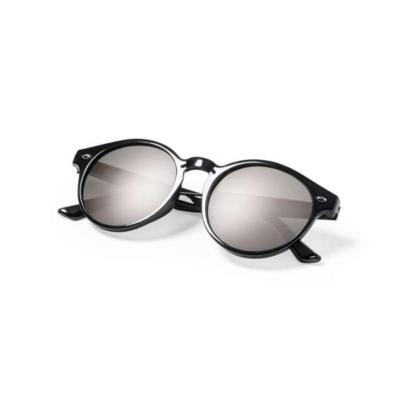 Gafas de sol de línea nature con protección UV 400. Fabricadas en RPET, con montura de diseño y lentes efecto espejo. Disponibles en varios colores, con distintivo RPET inyectado en el molde de la patilla izquierda. Presentación en bolsa individual de diseño eco.El material RPET se elabora a partir de plástico reciclado, para así fomentar la reutilización de residuos plásticos y ayudar a la sostenibilidad del planeta.