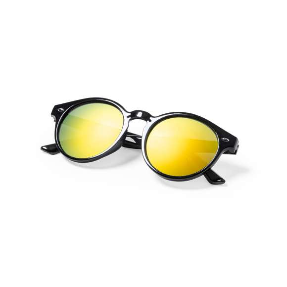 Gafas de sol de línea nature con protección UV 400. Fabricadas en RPET, con montura de diseño y lentes efecto espejo. Disponibles en varios colores, con distintivo RPET inyectado en el molde de la patilla izquierda. Presentación en bolsa individual de diseño eco.El material RPET se elabora a partir de plástico reciclado, para así fomentar la reutilización de residuos plásticos y ayudar a la sostenibilidad del planeta.