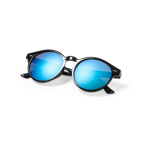 Gafas de sol de línea nature con protección UV 400. Fabricadas en RPET, con montura de diseño y lentes efecto espejo. Disponibles en varios colores, con distintivo RPET inyectado en el molde de la patilla izquierda. Presentación en bolsa individual de diseño eco.El material RPET se elabora a partir de plástico reciclado, para así fomentar la reutilización de residuos plásticos y ayudar a la sostenibilidad del planeta.