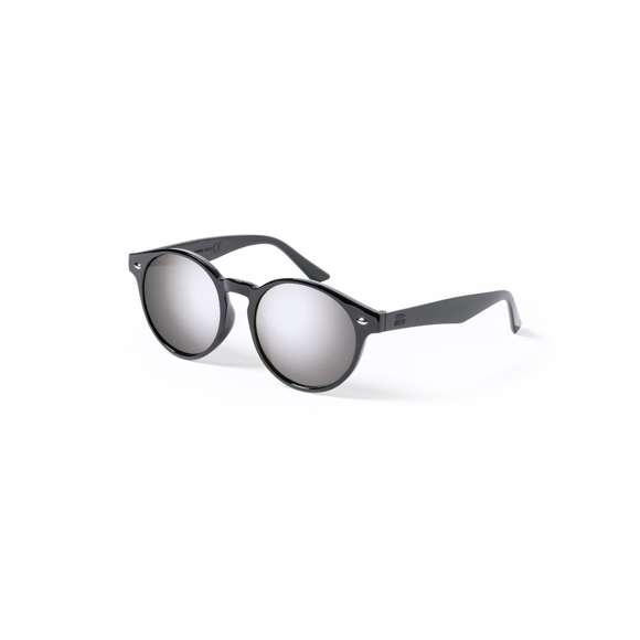 Gafas de sol de línea nature con protección UV 400. Fabricadas en RPET, con montura de diseño y lentes efecto espejo. Disponibles en varios colores, con distintivo RPET inyectado en el molde de la patilla izquierda. Presentación en bolsa individual de diseño eco.El material RPET se elabora a partir de plástico reciclado, para así fomentar la reutilización de residuos plásticos y ayudar a la sostenibilidad del planeta.