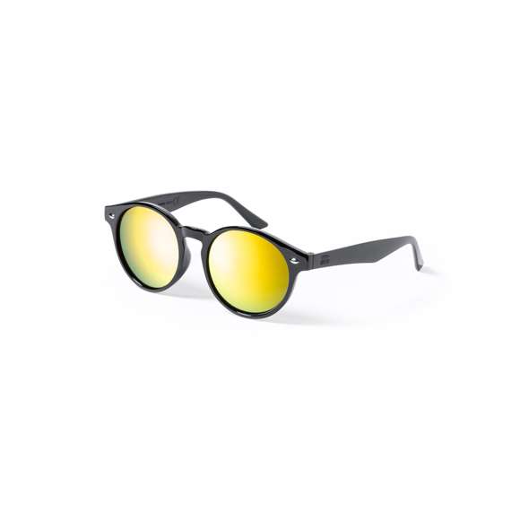 Gafas de sol de línea nature con protección UV 400. Fabricadas en RPET, con montura de diseño y lentes efecto espejo. Disponibles en varios colores, con distintivo RPET inyectado en el molde de la patilla izquierda. Presentación en bolsa individual de diseño eco.El material RPET se elabora a partir de plástico reciclado, para así fomentar la reutilización de residuos plásticos y ayudar a la sostenibilidad del planeta.