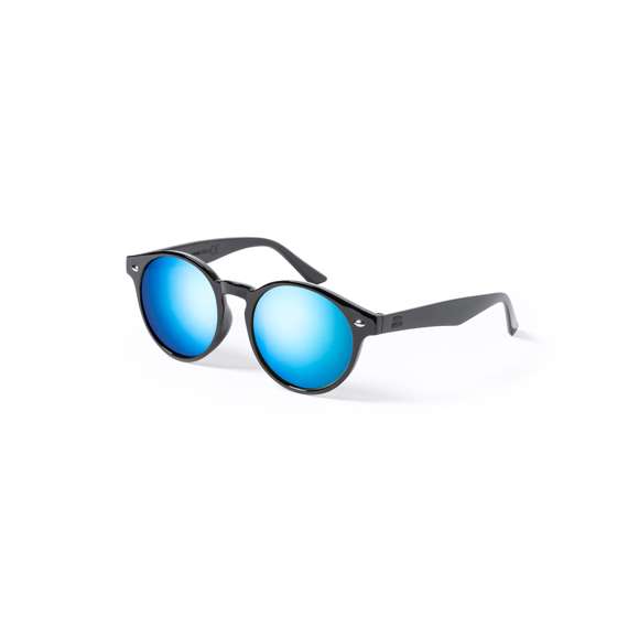 Gafas de sol de línea nature con protección UV 400. Fabricadas en RPET, con montura de diseño y lentes efecto espejo. Disponibles en varios colores, con distintivo RPET inyectado en el molde de la patilla izquierda. Presentación en bolsa individual de diseño eco.El material RPET se elabora a partir de plástico reciclado, para así fomentar la reutilización de residuos plásticos y ayudar a la sostenibilidad del planeta.