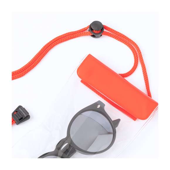 Práctico portatodo impermeable en PVC, con función táctil y doble sistema de seguridad para preservar la estanqueidad. Especialmente diseñado para dispositivos con pantalla de 6,5 pulgadas. Con cordón a juego, accesorio de ajuste y amplia superficie de marcaje.