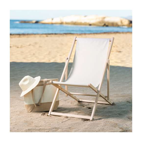 Silla plegable con estructura fabricada en madera, con respaldo y asiento en resistente y suave canvas de alto gramaje y acabado natural. Reclinable y convertible en tumbona, con 4 posiciones de ajuste y funda de transporte.