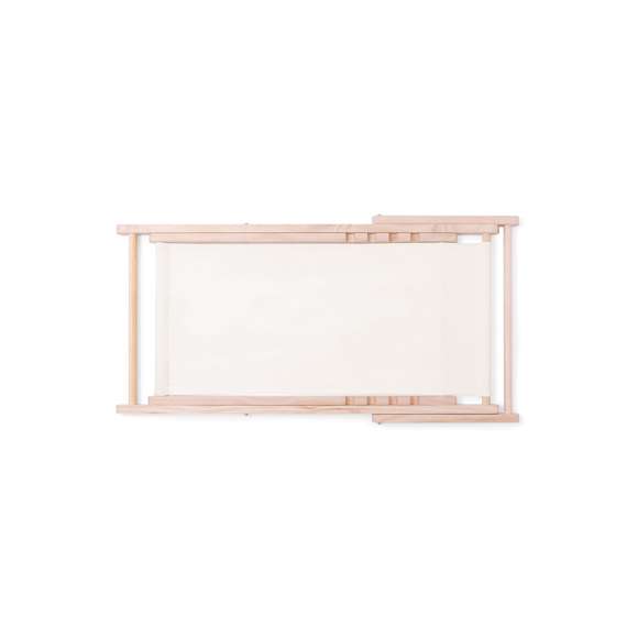Silla plegable con estructura fabricada en madera, con respaldo y asiento en resistente y suave canvas de alto gramaje y acabado natural. Reclinable y convertible en tumbona, con 4 posiciones de ajuste y funda de transporte.