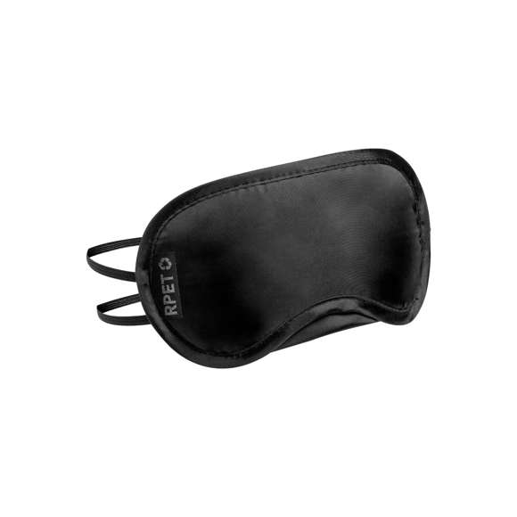 Máscara de viaje de suave y confortable ajuste, disponible en variada gama de colores. Fabricada en RPET, con doble elástico de sujeción y presentada en funda individual a juego de RPET con cierre de cordón. Distintivo RPET en máscara y funda.El material RPET se elabora a partir de plástico reciclado, para así fomentar la reutilización de residuos plásticos y ayudar a la sostenibilidad del planeta.
