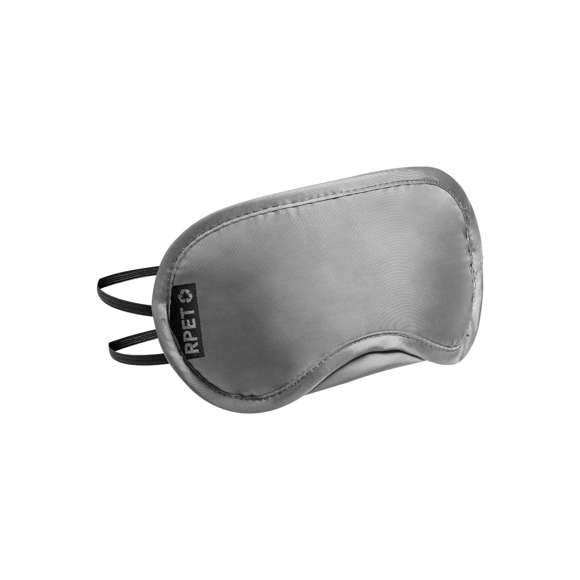 Máscara de viaje de suave y confortable ajuste, disponible en variada gama de colores. Fabricada en RPET, con doble elástico de sujeción y presentada en funda individual a juego de RPET con cierre de cordón. Distintivo RPET en máscara y funda.El material RPET se elabora a partir de plástico reciclado, para así fomentar la reutilización de residuos plásticos y ayudar a la sostenibilidad del planeta.