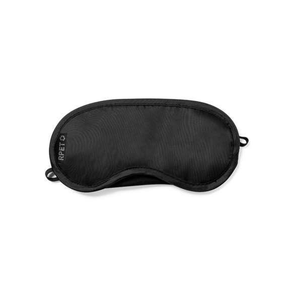 Máscara de viaje de suave y confortable ajuste, disponible en variada gama de colores. Fabricada en RPET, con doble elástico de sujeción y presentada en funda individual a juego de RPET con cierre de cordón. Distintivo RPET en máscara y funda.El material RPET se elabora a partir de plástico reciclado, para así fomentar la reutilización de residuos plásticos y ayudar a la sostenibilidad del planeta.
