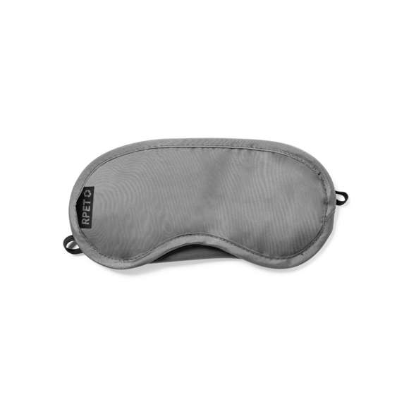 Máscara de viaje de suave y confortable ajuste, disponible en variada gama de colores. Fabricada en RPET, con doble elástico de sujeción y presentada en funda individual a juego de RPET con cierre de cordón. Distintivo RPET en máscara y funda.El material RPET se elabora a partir de plástico reciclado, para así fomentar la reutilización de residuos plásticos y ayudar a la sostenibilidad del planeta.