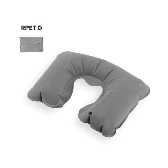 Almohadilla inflable para cuello de suave y confortable ajuste, disponible en variada gama de colores. Fabricada en antelina RPET y presentada en funda individual a juego de RPET. Logotipo RPET en almohadilla y funda.El material RPET se elabora a partir de plástico reciclado, para así fomentar la reutilización de residuos plásticos y ayudar a la sostenibilidad del planeta.