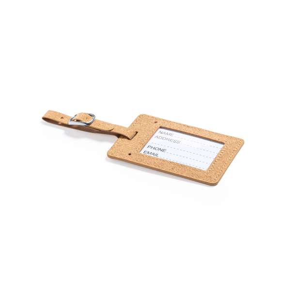 Identificador para maletas de línea nature fabricado en corcho natural. Cinta de acople con cierre de hebilla metálica y tarjeta de identificación en inglés.