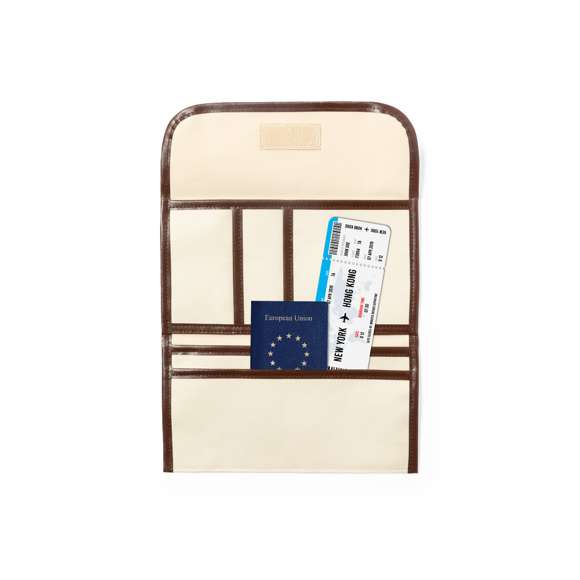 Portadocumentos de viaje fabricado en resistente 600D de acabado natural, con ribetes y refuerzos en polipiel marrón. Solapa con cierre de velcro y multitud de compartimentos interiores.