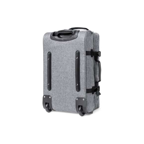 Trolley de línea nature fabricado en resistente 300D RPET. Compartimento principal con cierre de cremallera de doble tirador conforme a los estándares TSA -Administración de la Seguridad en el Transporte-, que permite a las autoridades de aduanas inspeccionar el contenido del equipaje sin tener que forzar o romper el cierre, usando una llave especial a disposición de la autoridad. Interior forrado y con cintas elásticas de sujeción. Exterior con 2 cintas ajustables, cierres de hebilla, bolsillo frontal con cierre de cremallera invisible y 2 asas acolchadas de transporte. Mecanismo extensible metálico en negro, con cómoda asa de transporte y 2 ruedas. Distintivo RPET en etiqueta exterior.