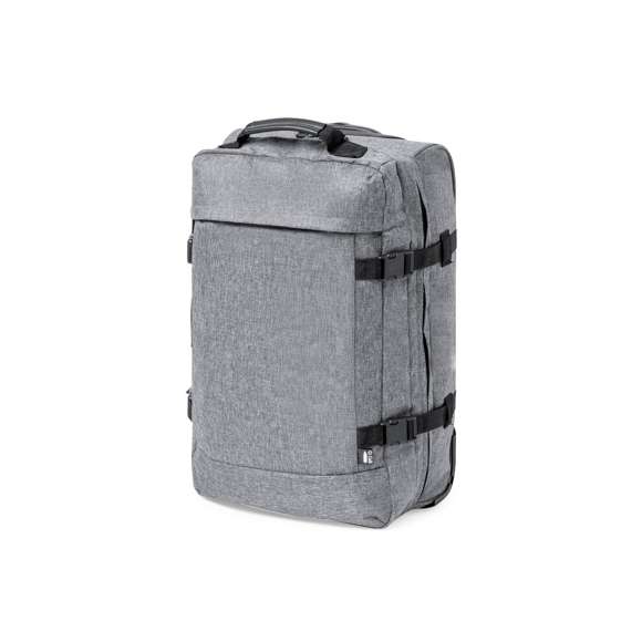 Trolley de línea nature fabricado en resistente 300D RPET. Compartimento principal con cierre de cremallera de doble tirador conforme a los estándares TSA -Administración de la Seguridad en el Transporte-, que permite a las autoridades de aduanas inspeccionar el contenido del equipaje sin tener que forzar o romper el cierre, usando una llave especial a disposición de la autoridad. Interior forrado y con cintas elásticas de sujeción. Exterior con 2 cintas ajustables, cierres de hebilla, bolsillo frontal con cierre de cremallera invisible y 2 asas acolchadas de transporte. Mecanismo extensible metálico en negro, con cómoda asa de transporte y 2 ruedas. Distintivo RPET en etiqueta exterior.