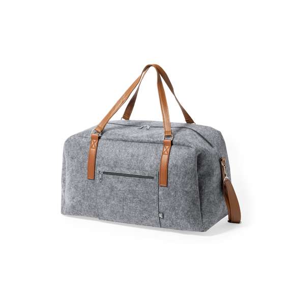 Original bolso de línea nature fabricado en resistente fieltro RPET. Compartimento principal con cierre de cremallera de doble tirador a juego. Asas en elegante polipiel de tono marrón, con cinta bandolera ajustable a juego. Bolsillo exterior de cremallera con etiqueta RPET.El fieltro RPET es fruto de la combinación del proceso de reciclaje de materiales plásticos junto con la técnica milenaria de fabricación del fieltro, dando como resultado un material de eco-tendencia que, además de ser de origen reciclado, también se convierte en reciclable.