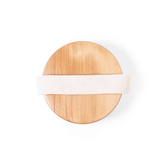 Cepillo exfoliante masajeador fabricado en madera natural, con cinta para sujeción a juego. Presentado en bolsa de algodón crudo 100% natural, con cierre de cordón