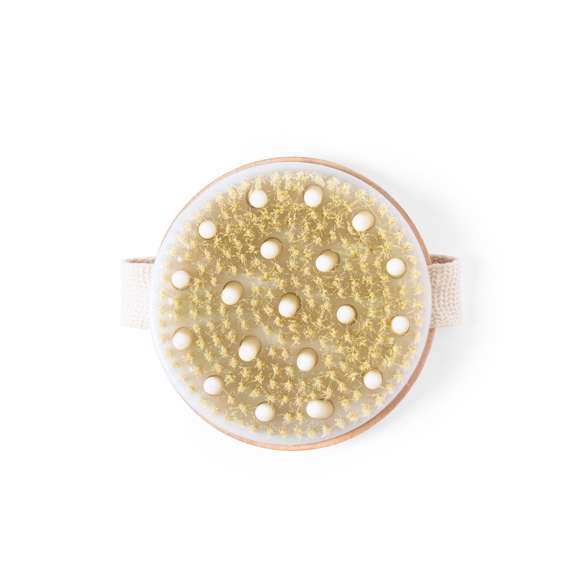 Cepillo exfoliante masajeador fabricado en madera natural, con cinta para sujeción a juego. Presentado en bolsa de algodón crudo 100% natural, con cierre de cordón