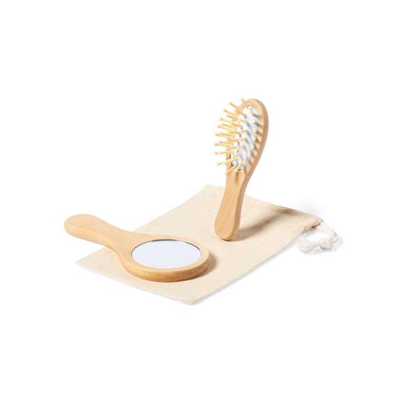 Set de espejo y cepillo, fabricados en madera natural. Presentados en funda 100% algodón, con cierre de cordón.