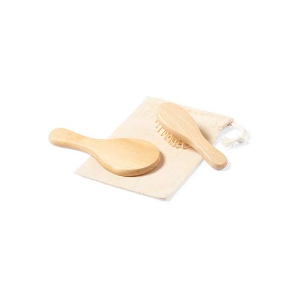 Set de espejo y cepillo, fabricados en madera natural. Presentados en funda 100% algodón, con cierre de cordón.