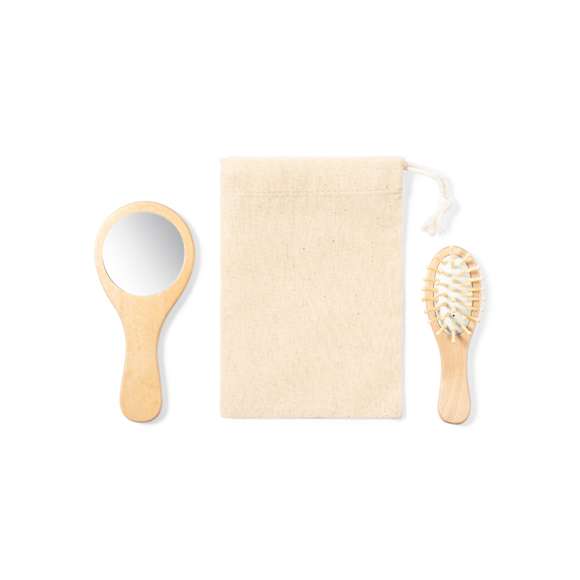 Set de espejo y cepillo, fabricados en madera natural. Presentados en funda 100% algodón, con cierre de cordón.
