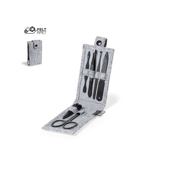 Set de manicura de 6 accesorios, con funda fabricada en resistente fieltro RPET, fruto de la combinación del proceso de reciclaje de materiales plásticos junto con la técnica milenaria de fabricación del fieltro, dando como resultado un material de eco-tendencia que, además de ser de origen reciclado, también se convierte en reciclable. Accesorios metálicos en acero inox de acabado negro: tijeras, pinzas, cortaúñas, lima y 2 quitacutículas. Con cierre de botón y etiqueta distintiva RPET en exterior.