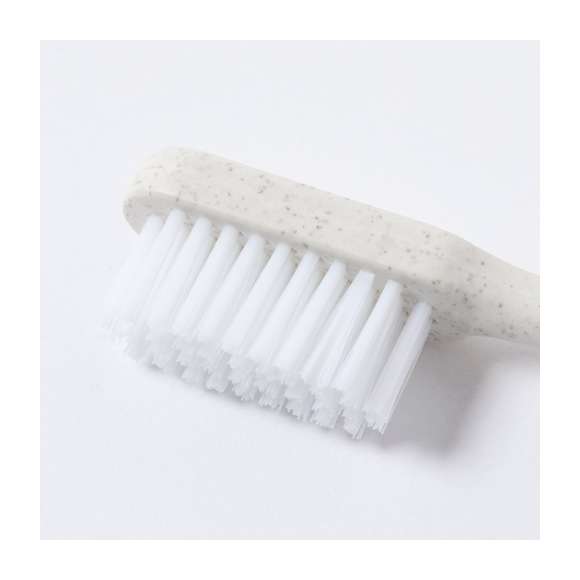 Cepillo de dientes plegable y de línea nature. Fabricado en caña de trigo, para así fomentar la utilización de materias primas naturales y reducir las emisiones contaminantes.