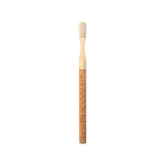 Cepillo de dientes de línea nature. Con mango en corcho natural y cuerpo en bambú, fomentando la utilización de materias primas naturales y sostenibles.
